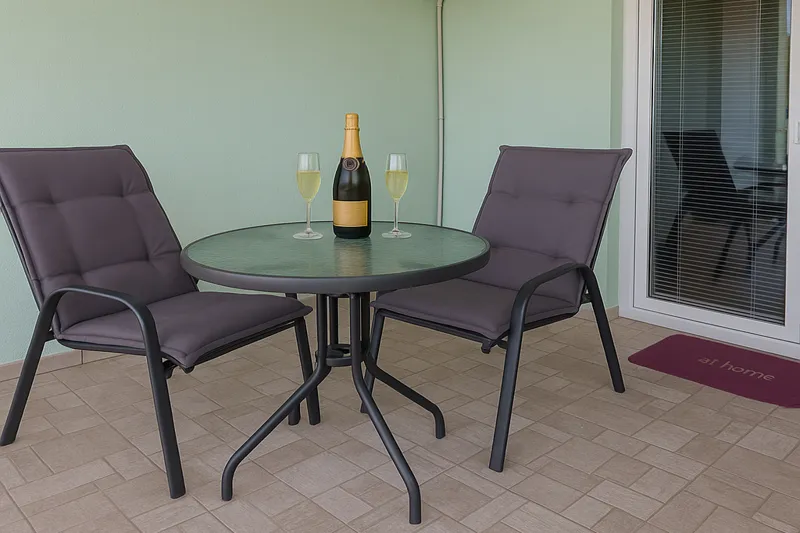 Apartman A2 – udoban smještaj u Podaci blizu mora balkon