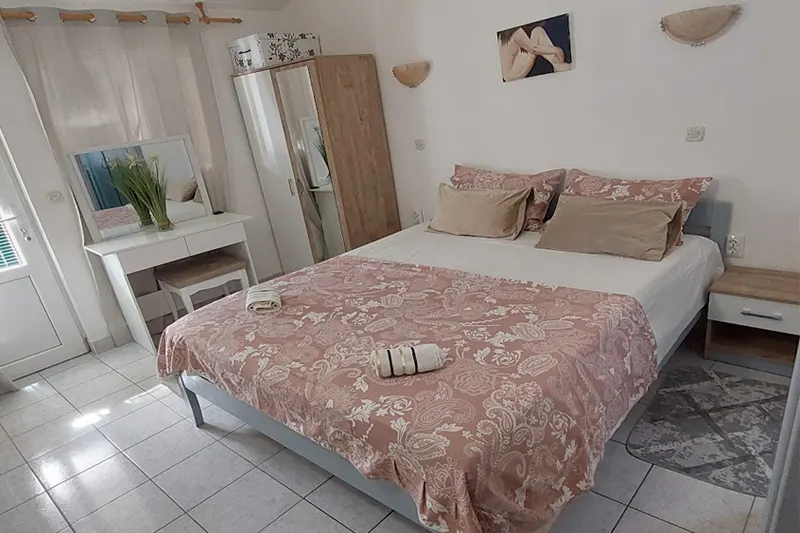 Apartment A6 – spacious accommodation in Podaca with sea view bedroom