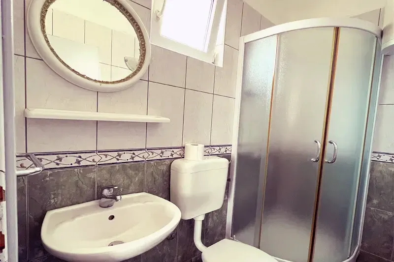 Apartment A6 – spacious accommodation in Podaca with sea view bathroom